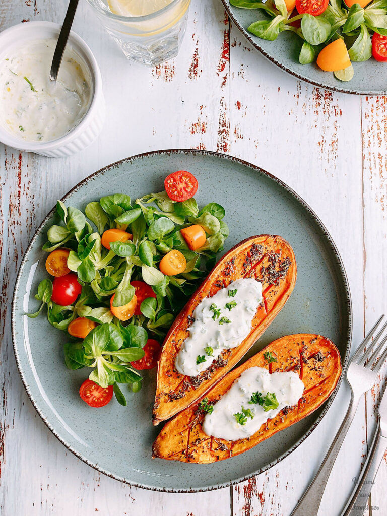 Baked sweet potato with yogurt sauce - Patate douce au four avec la sauce yaourt