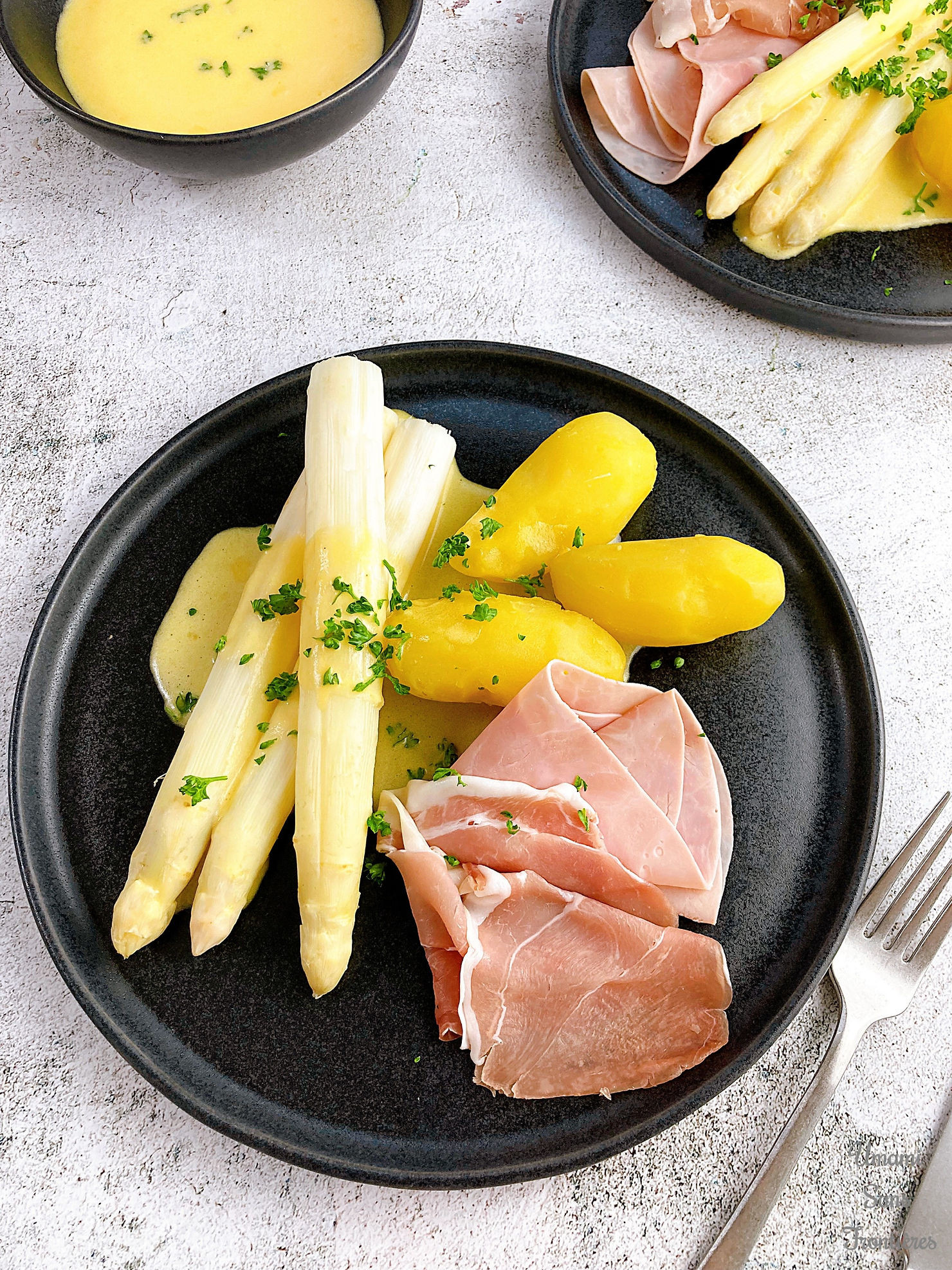 Asparagus, prosciutto and potatoes with hollandaise sauce