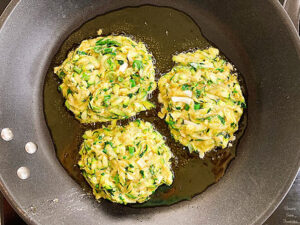 Oil on a frying pan, mujubel batter