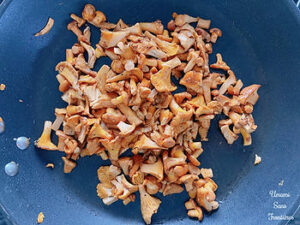 Mushrooms (chanterelle) in a frying pan