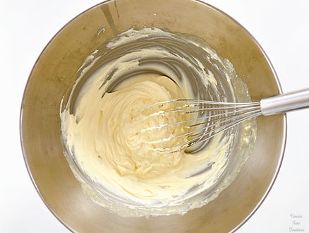 Egg yolks, sugar, mascarpone cheese and whisk in a bowl