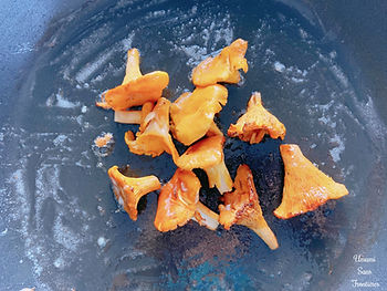 Mushrooms (chanterelle) in a frying pan