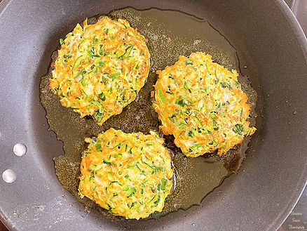 Oil on a frying pan, mujubel batter