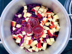 Rotkohl apples cut