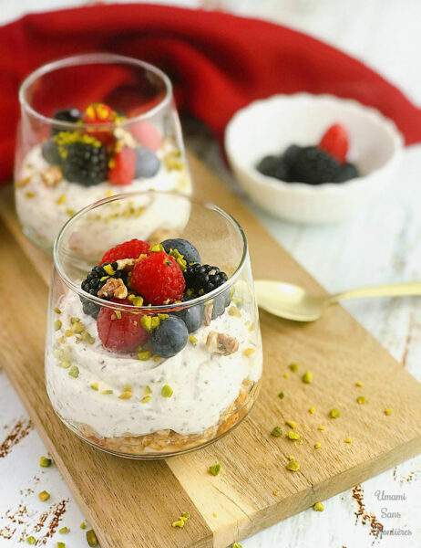 No-Bake Mascarpone Yogurt Cream with Berries – Stracciatella Style 🫐