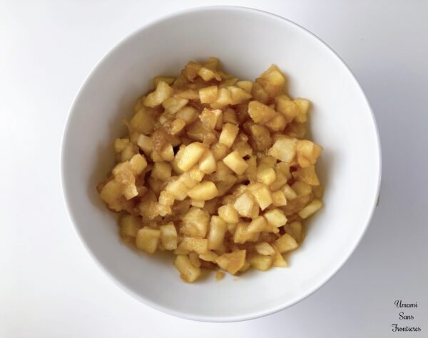 Galette des rois aux pommes apple compote in a bowl