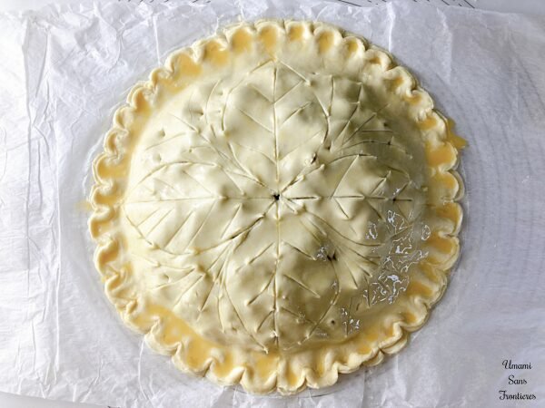 Galette des rois aux pommes created design pattern on the surface by knife