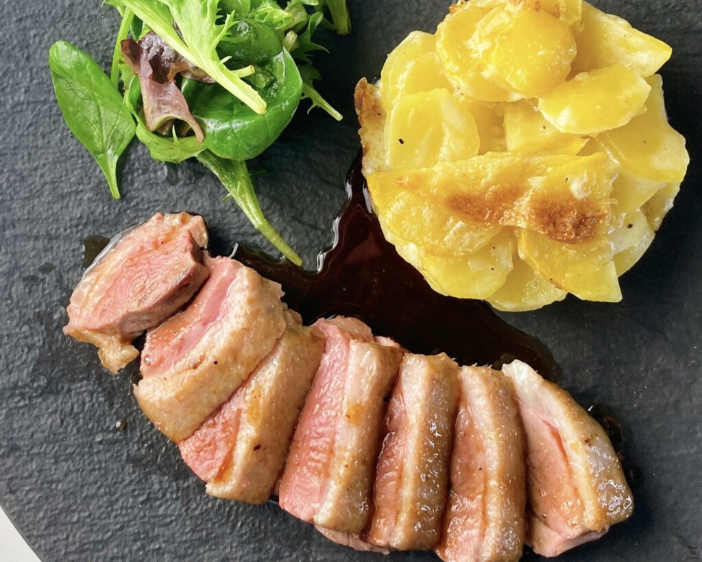 Magret de canard au miel et balsamique duck breast with honey balsamic sauce gratin dauphinois potato gratin green salad