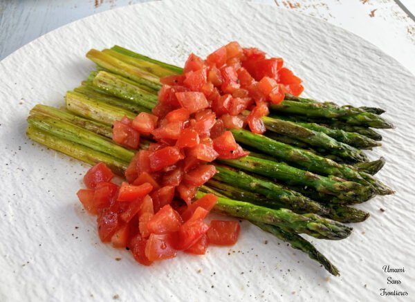 Grilled asparagus with tomatoes dressing
