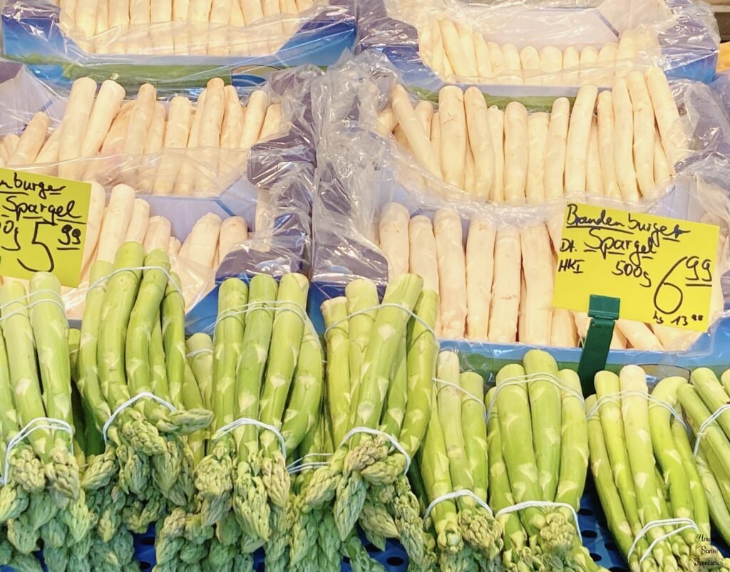 Spargel Green and white asparagus in the market in Berlin