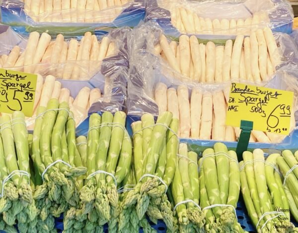 Spargel Green and white asparagus in the market in Berlin