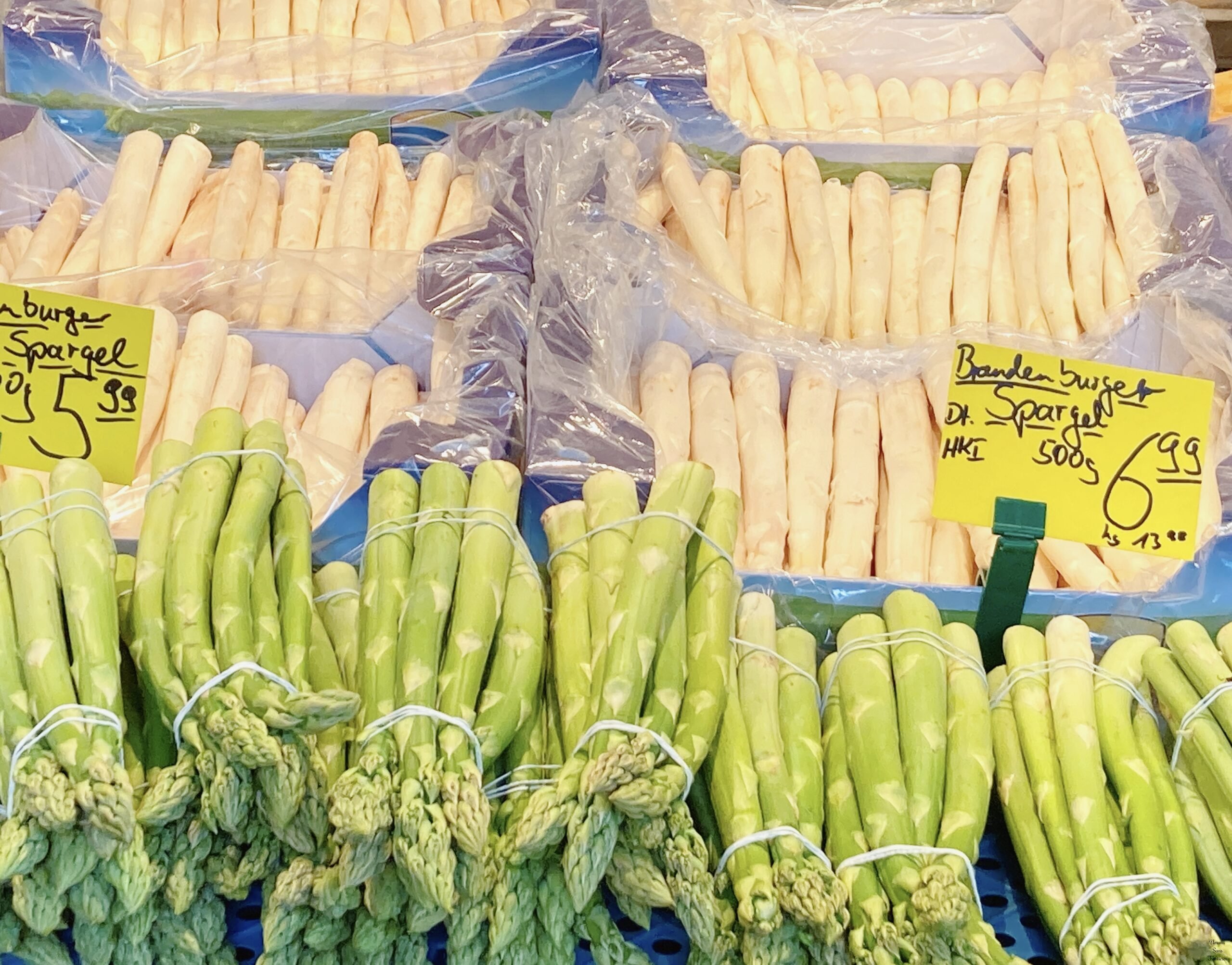 Spargel Green and white asparagus in the market in Berlin