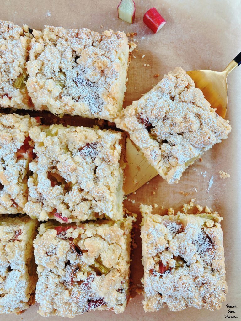 Rhubarb crumble cake cake server 