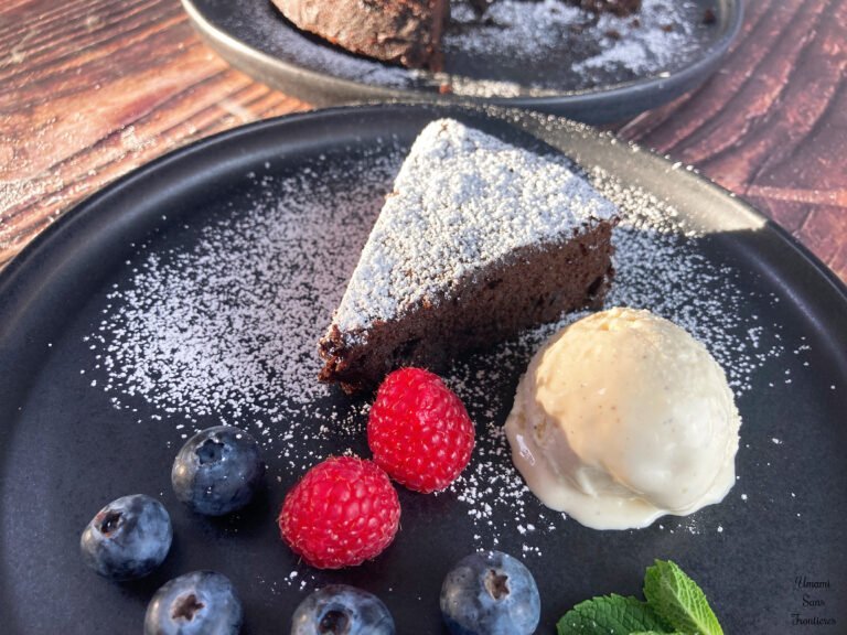 Mouse style gateau au chocolat vanilla ice cream fruit mint leaf