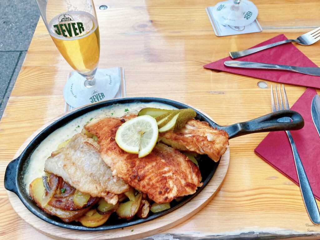 Hamburger Pannfisch mit Lachs, Zander und Rotbarsch aus der Pfanne, mit Bratkartoffeln, mit Sahnesauce