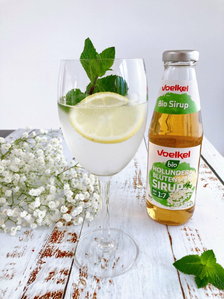 Sparkling Drink with Mint and Lemon Elderflower sirop