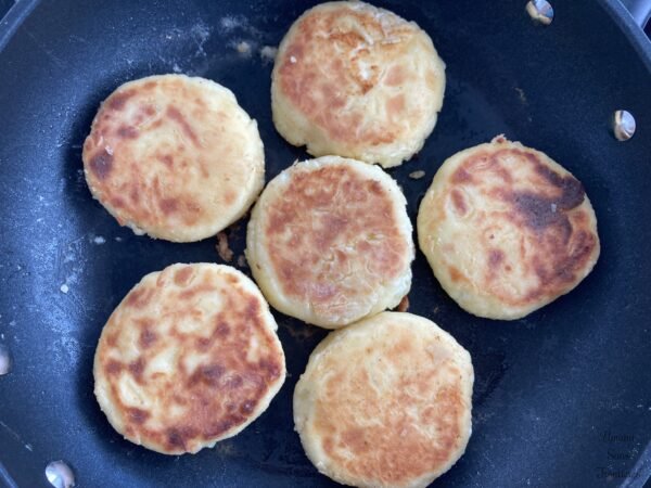 Syrniki in frypan