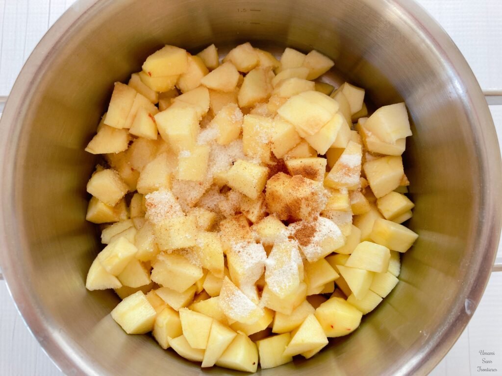 apples cinammon sugar vanilla sugar water lemon juice