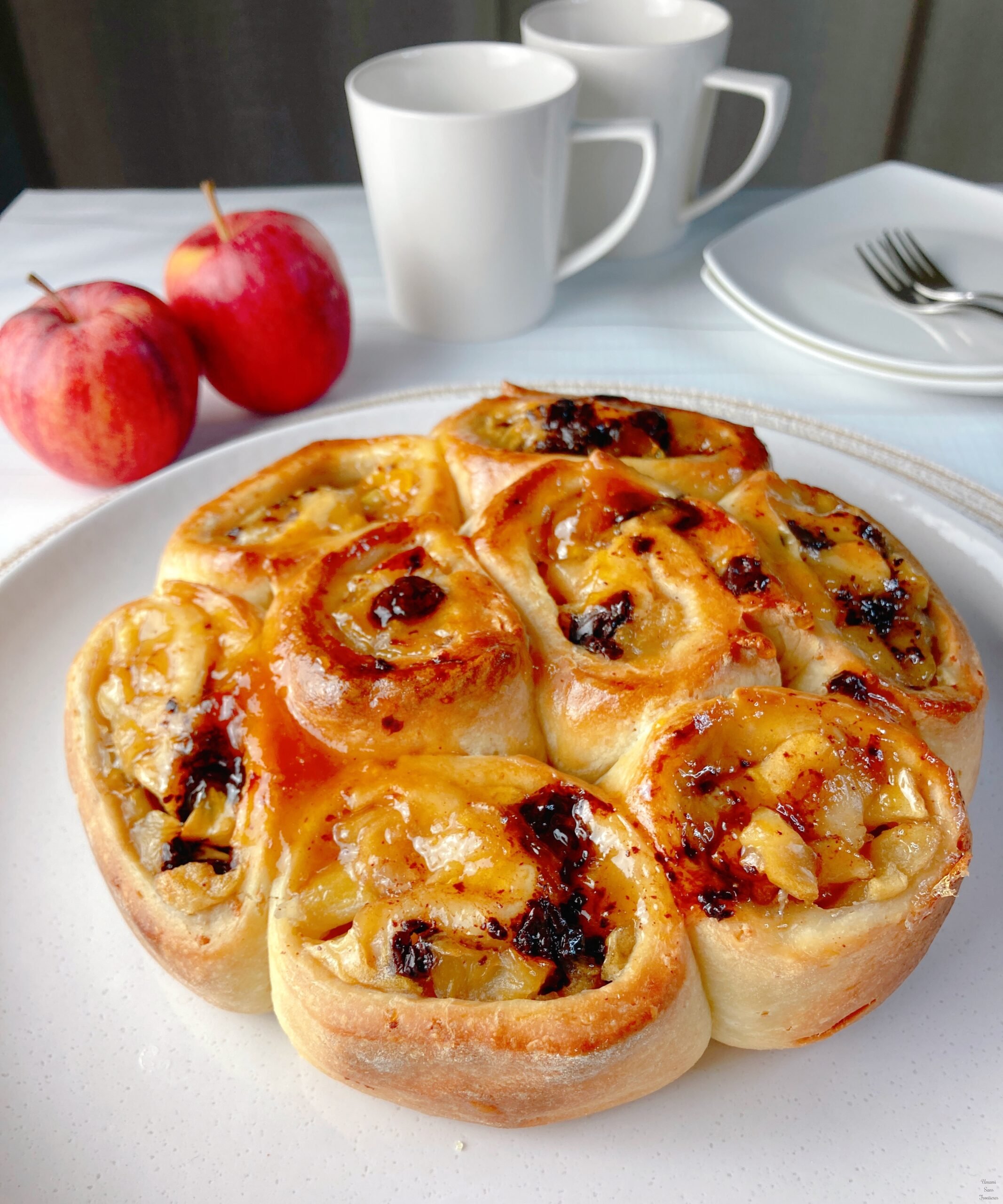 apple roll bread apfelrosenkuchen apples cups plates forks