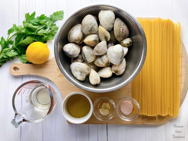 Spaghetti alle Vongole: Italian Clam Pasta with White Wine ingredients