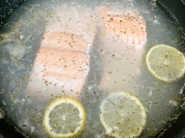 salmon lemon thym bay leaf hot water