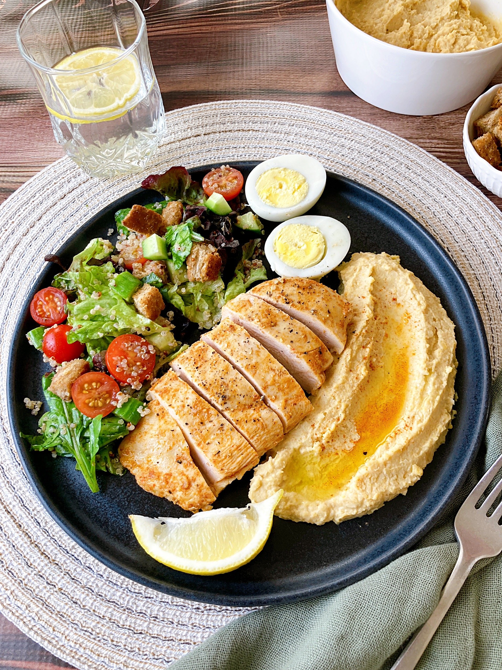 Middle Eastern salad with quinoa and hummus