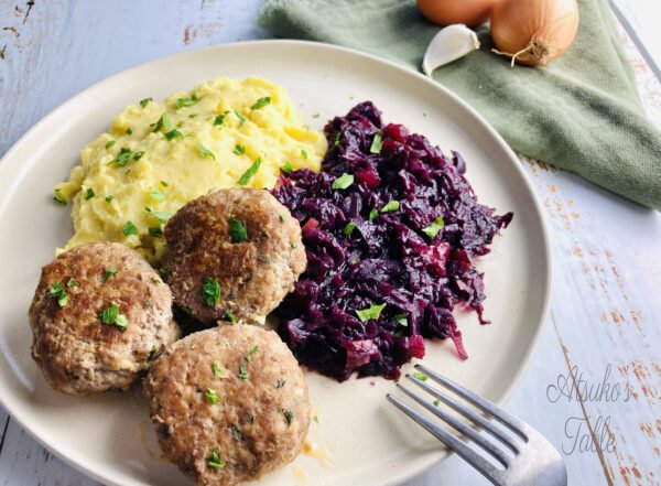 Frikadelllen mashed potaot rotkohl