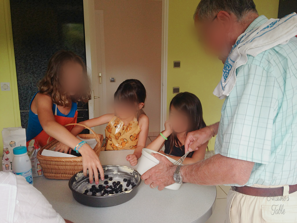 father in law daughters cousin making a cake